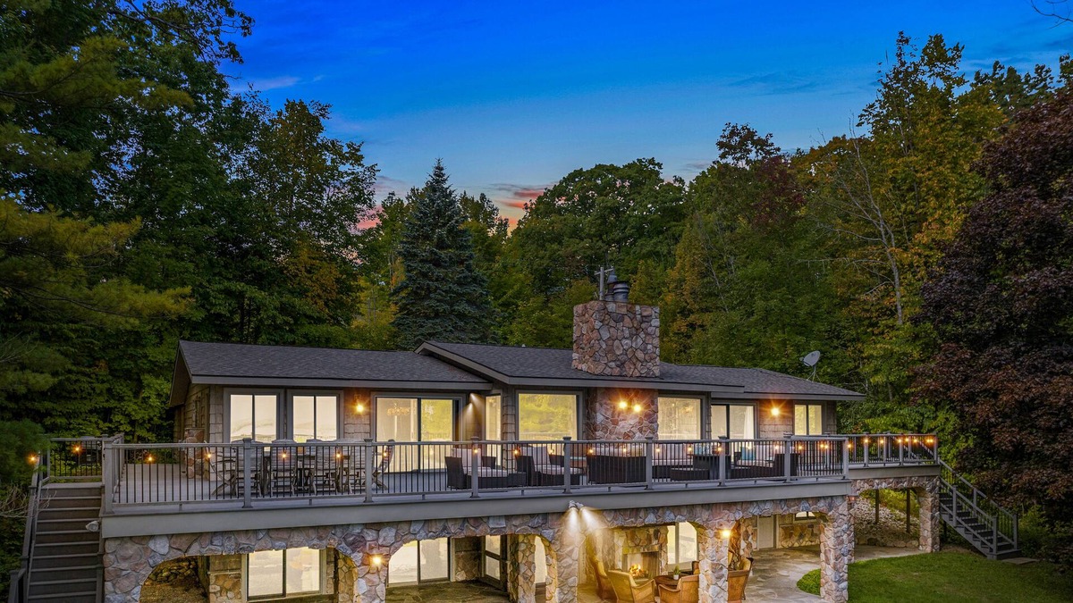 Brutus House | New Listing! 20% OFF! Burt Lake-Lakefront-Huge Deck & Yard-Fire Pit
