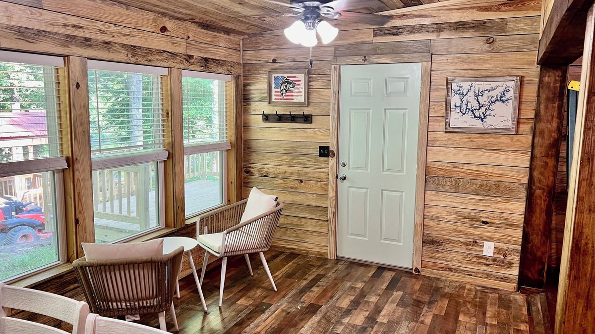 Crane Hill Cabin | “NEW LISTING” 3-bedroom beautiful lodge cabin 20min from Smith Lake Park