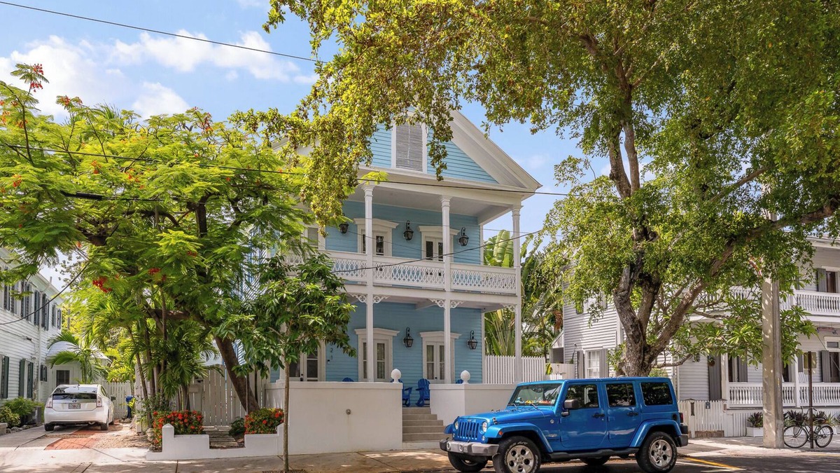 Historic Seaport House | NEW LISTING 4 ENSUITE BEDROOMS , OLD TOWN, PARKING, AC, POOL, BLOCK FROM DUVAL