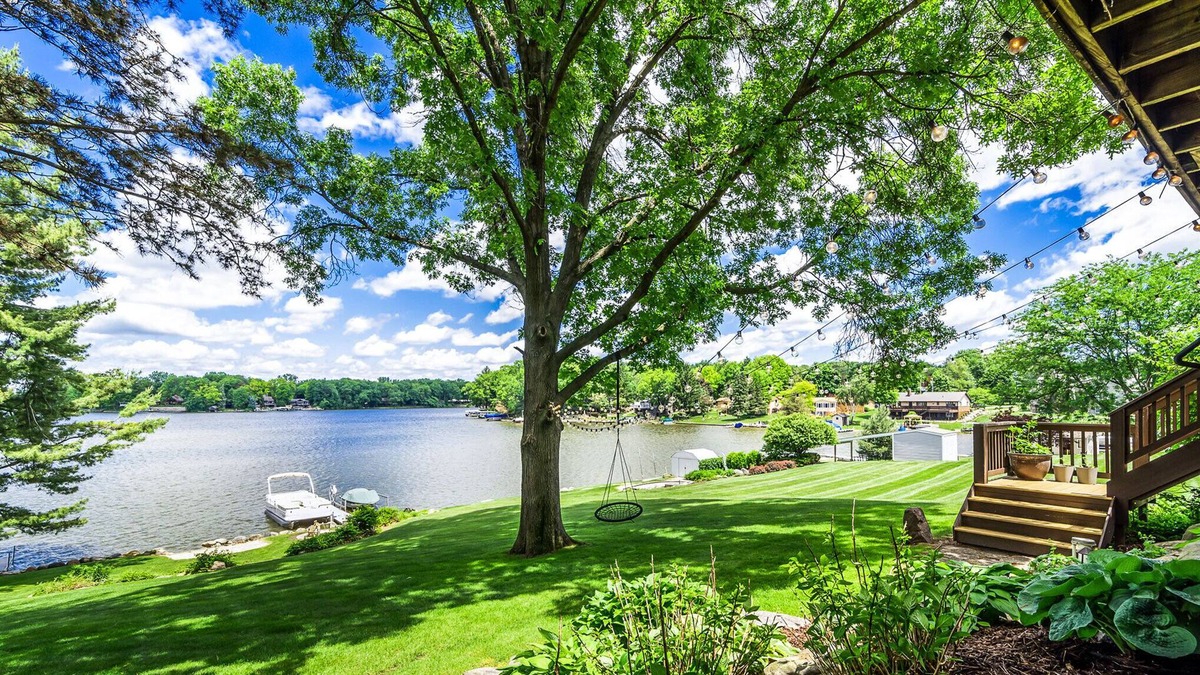 Drayton Plains House | New- listing! 6 BR wooded lakefront home.