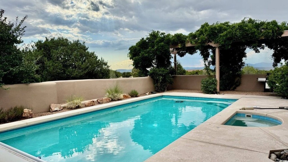Las Campanas House | NEW LISTING - Bramasole - Mountain views, Pool, Hot Tub, 15 minutes to town.