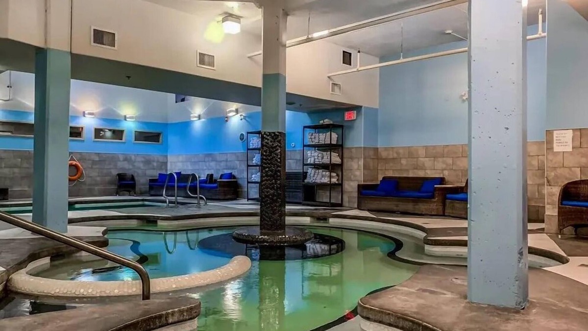Cougar Creek Condo | New Listing ! Bright Corner 3BR Condo ✻ Family Friendly ✻ Park Pass
