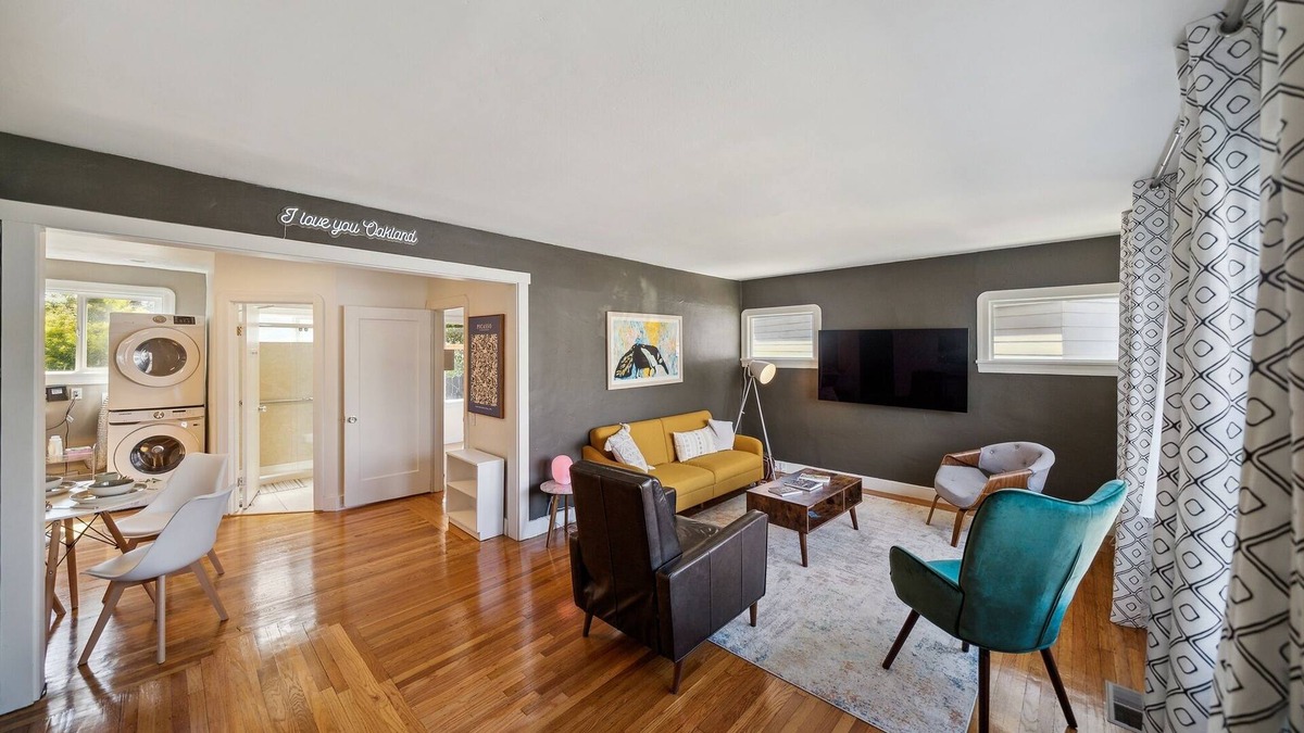 Dimond House | NEW LISTING! Centrally located ❤️ 2 bedrooms walkable by RedAwning