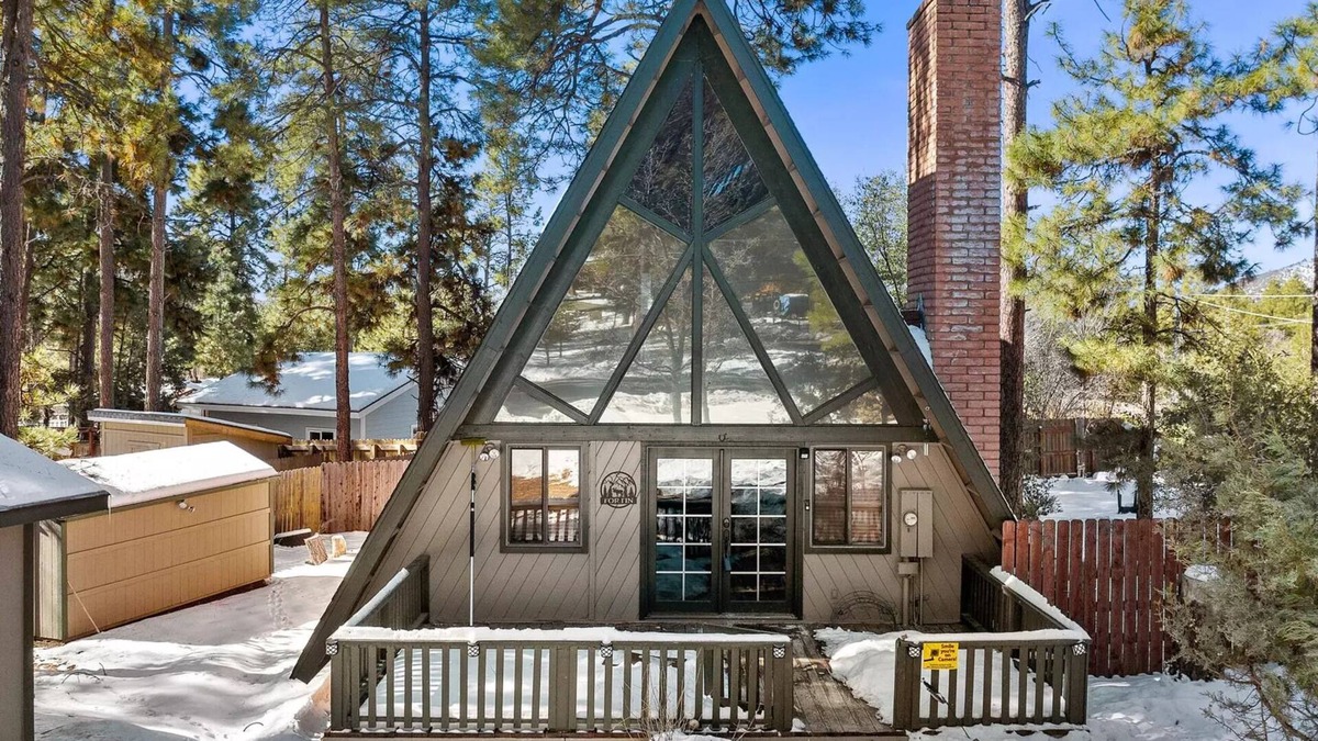 Groom Creek Cabin | New Listing - Cozy A-Frame cabin in adorable Mt neighborhood just 12 min to DT!