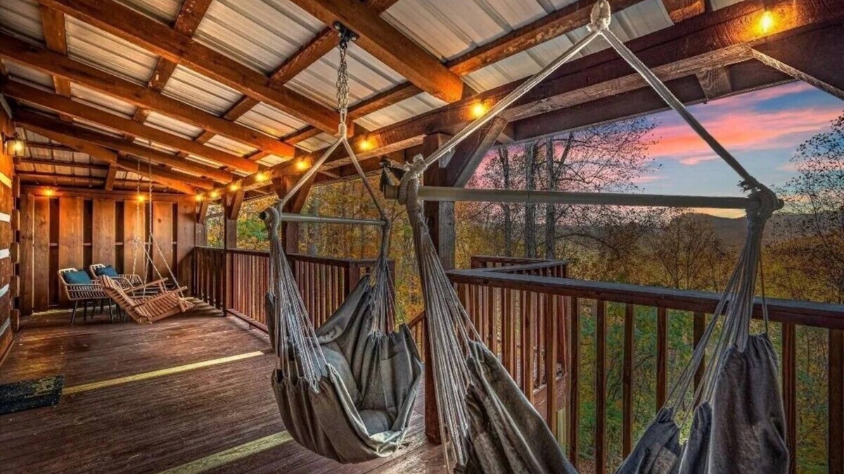Townsend Cabin | New Listing Dscnt! Mtn View, King Bed, Theater, Hot Tub, Xbox!