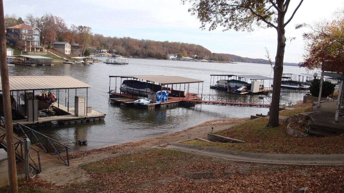 Sunrise Beach Cabin | NEW LISTING Lake view cabin, close to Captain Ron's Resort, Lake of the Ozarks