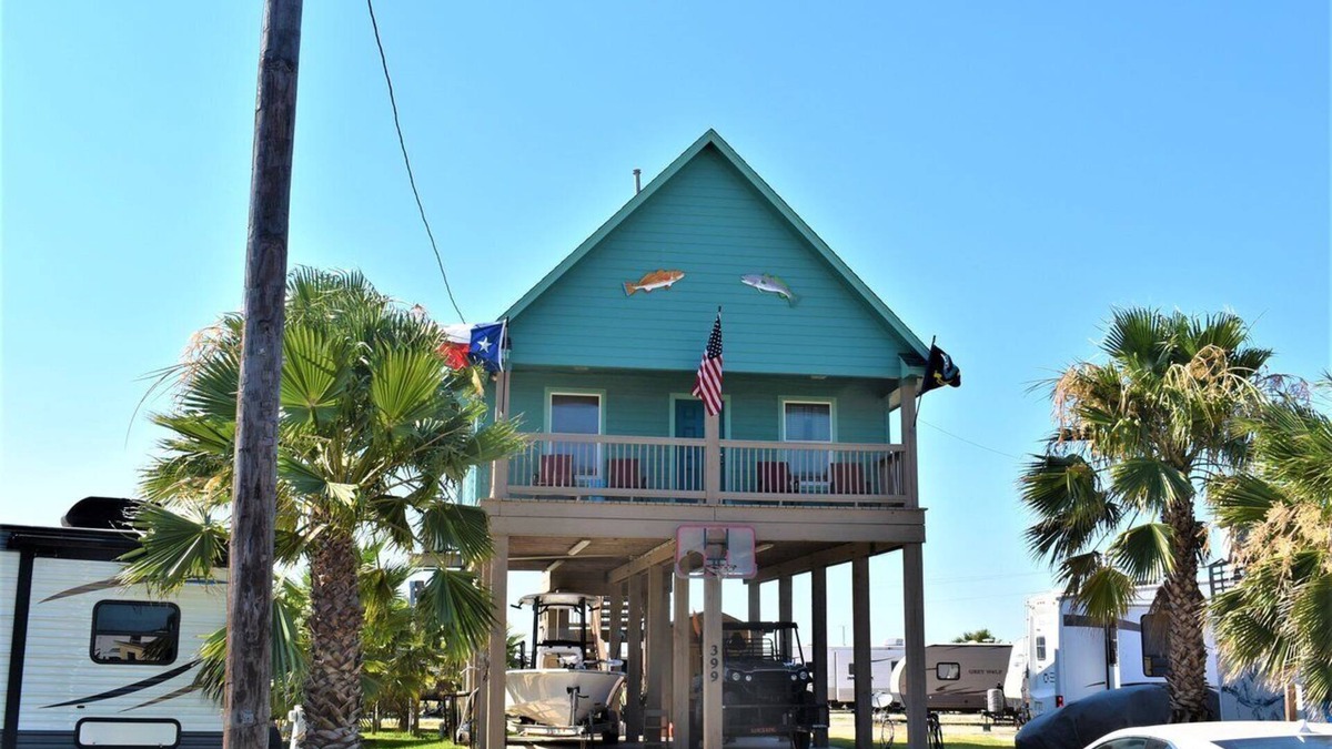 Cedar Lane House | NEW LISTING! Minutes away from Beach, Intercoastal, & boat ramp. Great Fishing!