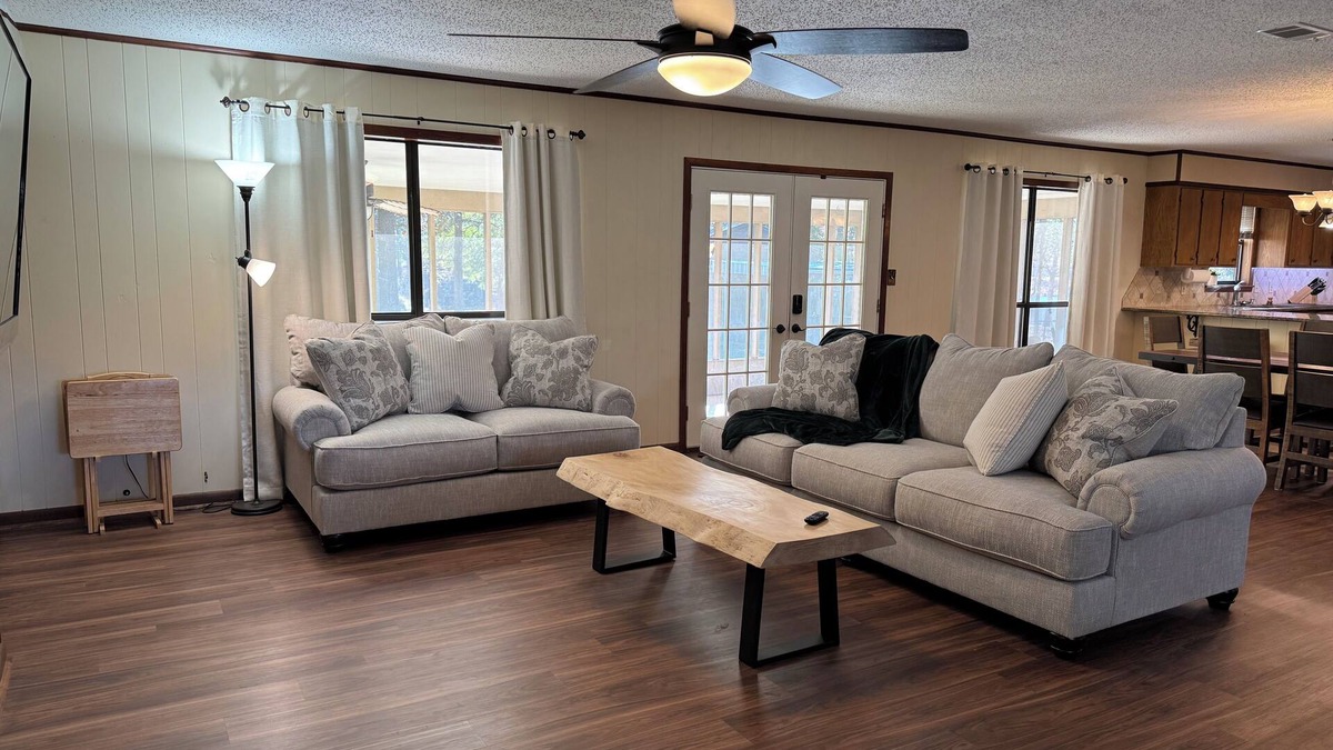 Negreet House | New Listing! Negreet Retreat#2 Waterfront Midlake Toledo Bend Sleeps 12. Hot Tub