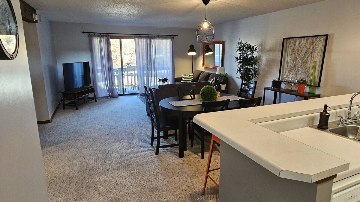 Osage Beach Condo | New listing! Pelican Bay/Main floor/Osage beach 2B/2B,Margaritaville,Redheads!