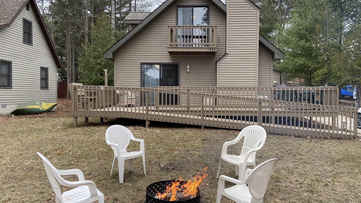Silver Lake House | New Listing! Sleeps 10. Across from Upper Silver Lake