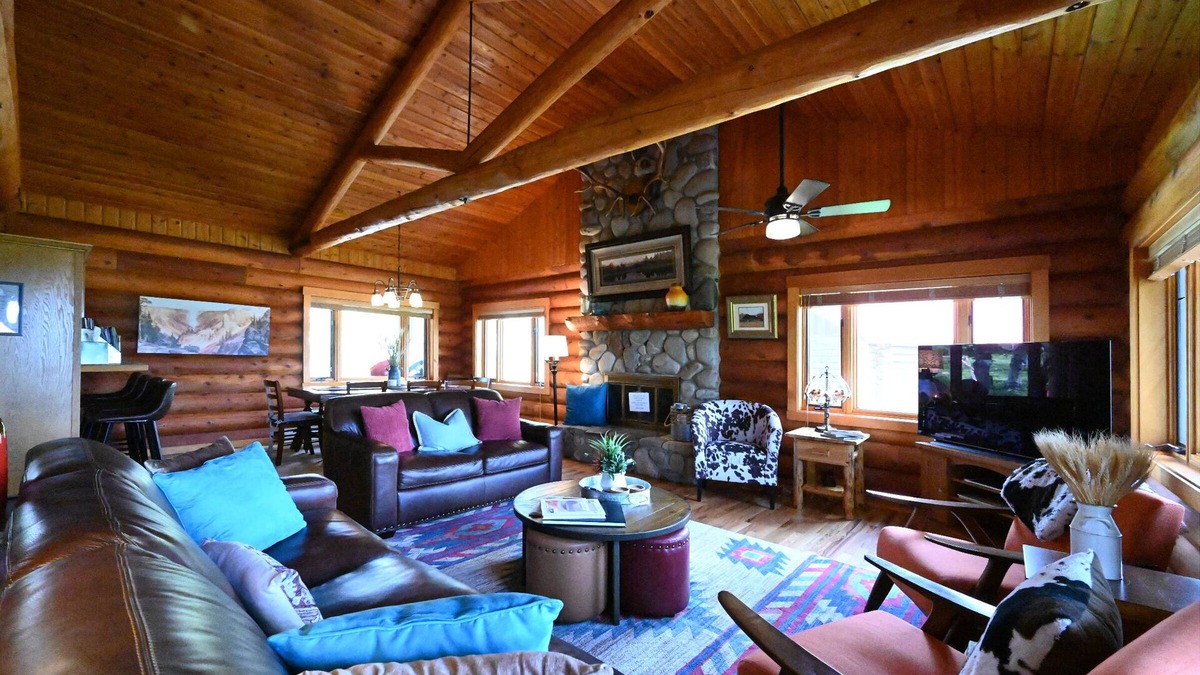Island Park Cabin | *New Listing* | Sleeps 8 | 4 Bedroom 3 Bath | 18 Miles to Yellowstone!