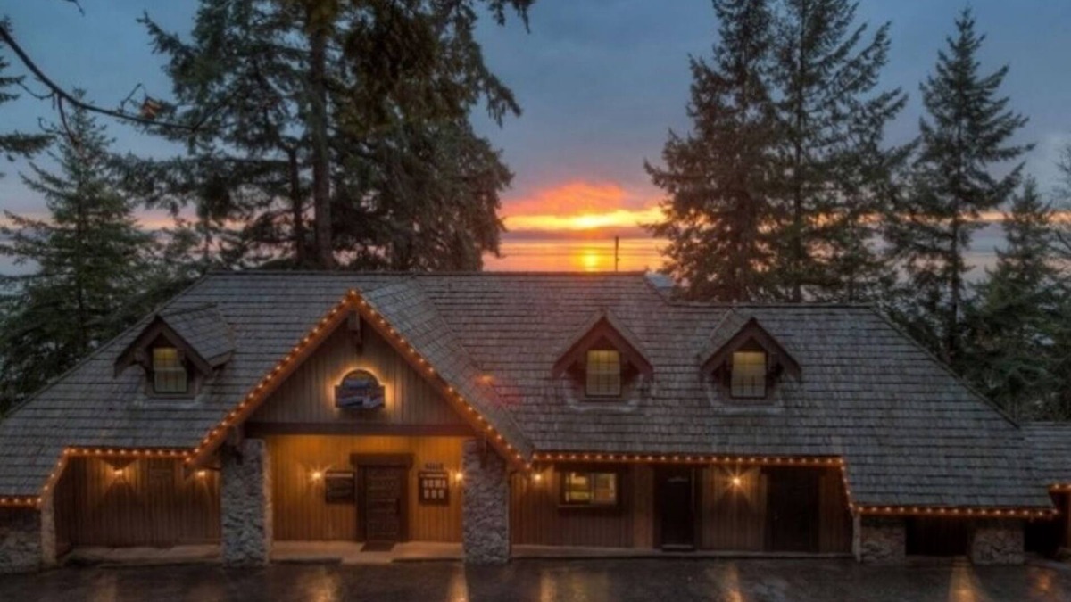 Bow Cottage | New listing! Stunning Samish Island Retreat; “The Cannery Cottage”