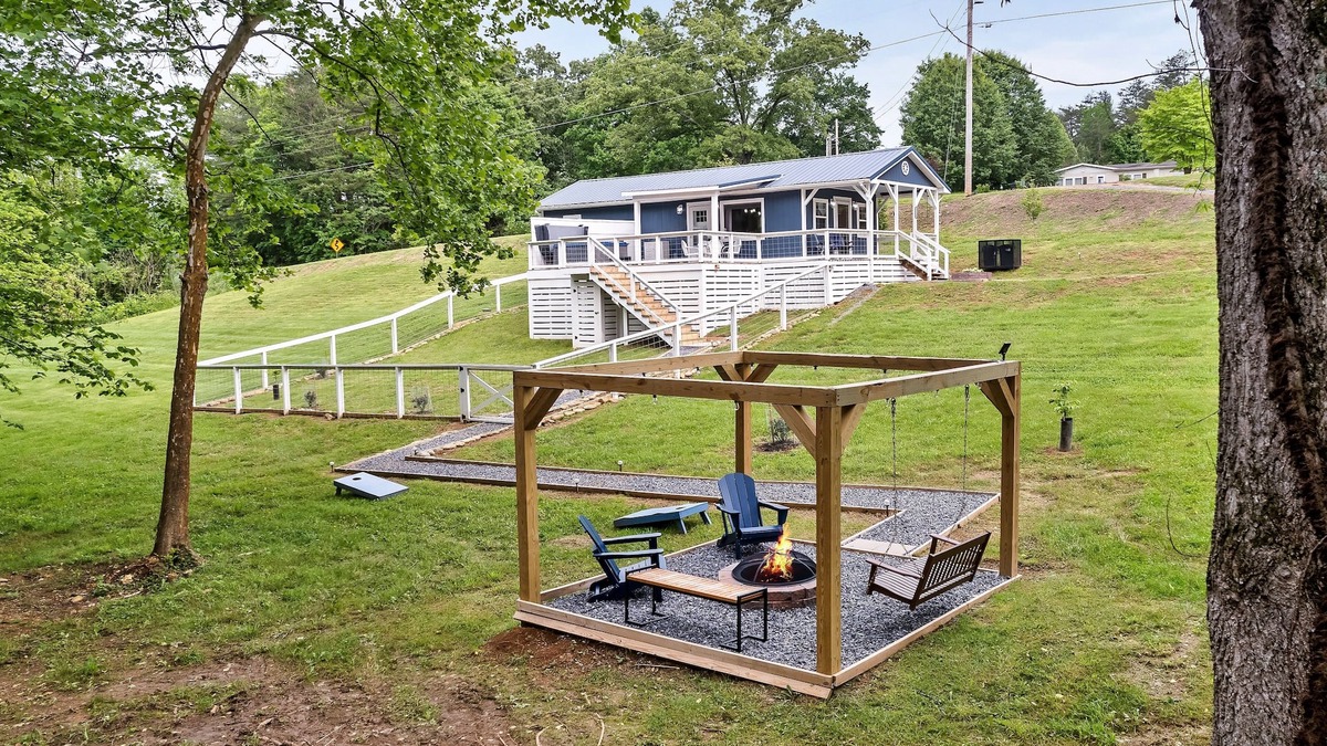 Cosby Cabin | NEW LISTING! THE BLUE BEAR! Quiet and private on 1.77 acres.