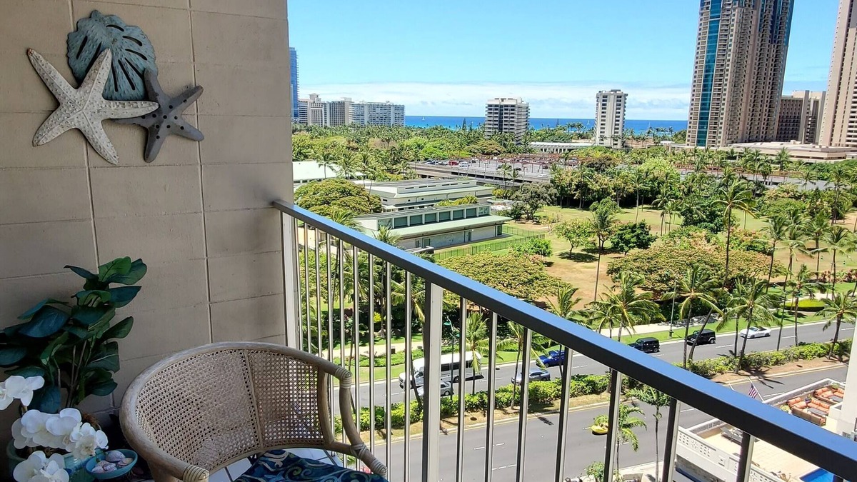 Waikiki Condo | NEW LISTING! Waikiki Ocean View One Bdrm Condo. AC, Parking, Pet. Close to Beach