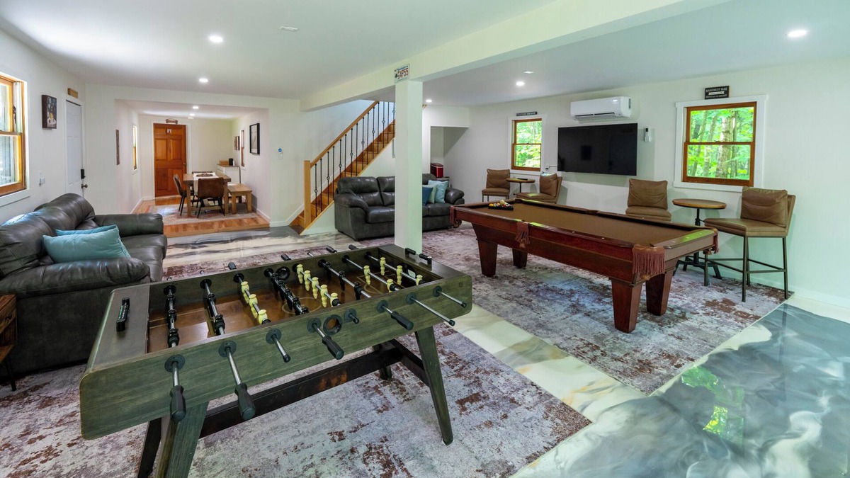 Mount Vernon House | NEW! Long Pond Lake View Getaway w/HOT TUB, ME