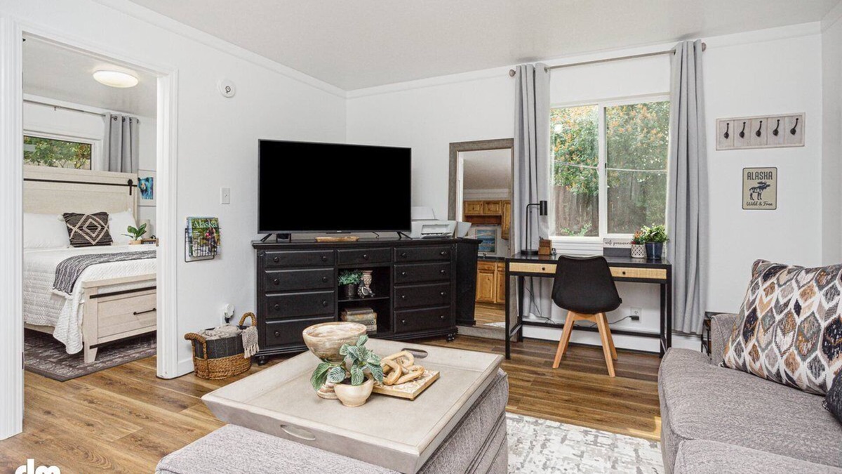 Spenard Apartment | NEW! Lovely Apartment 5 Minutes From The Airport!