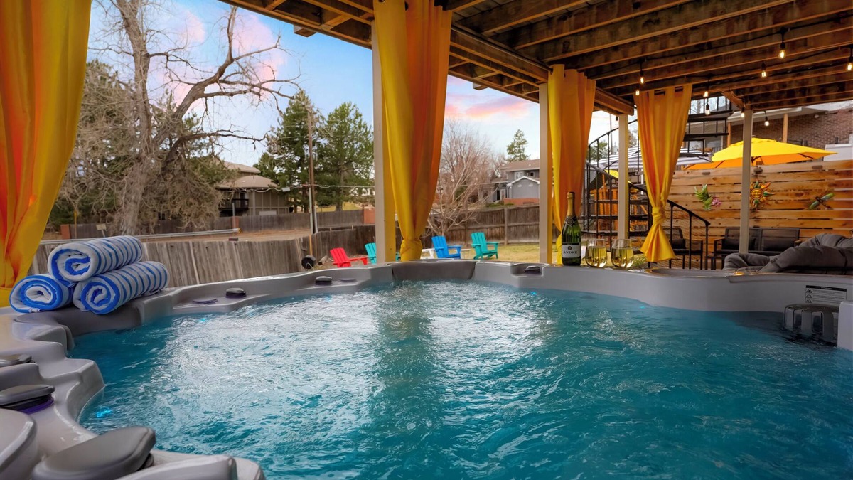 Club Crest House | NEW! LUX Home-Hottub-Firepit-Games-6TVs-13m to Den
