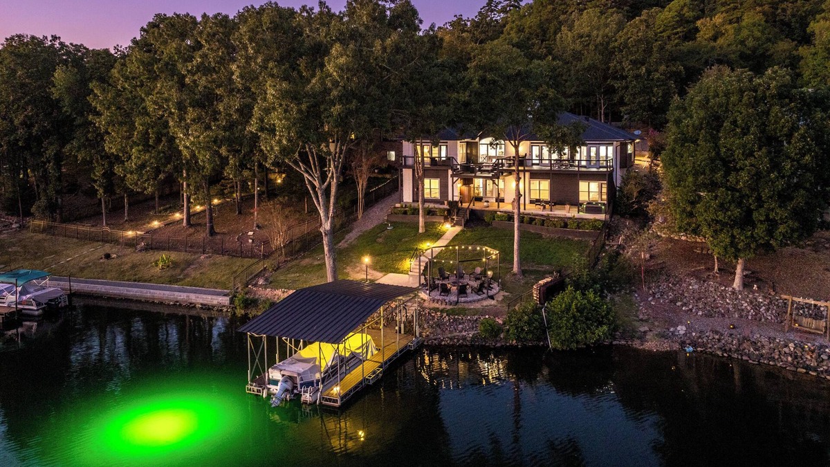 Hot Springs Village House | New LUX Lakefront: HotTub + Games + FirePit + Dock