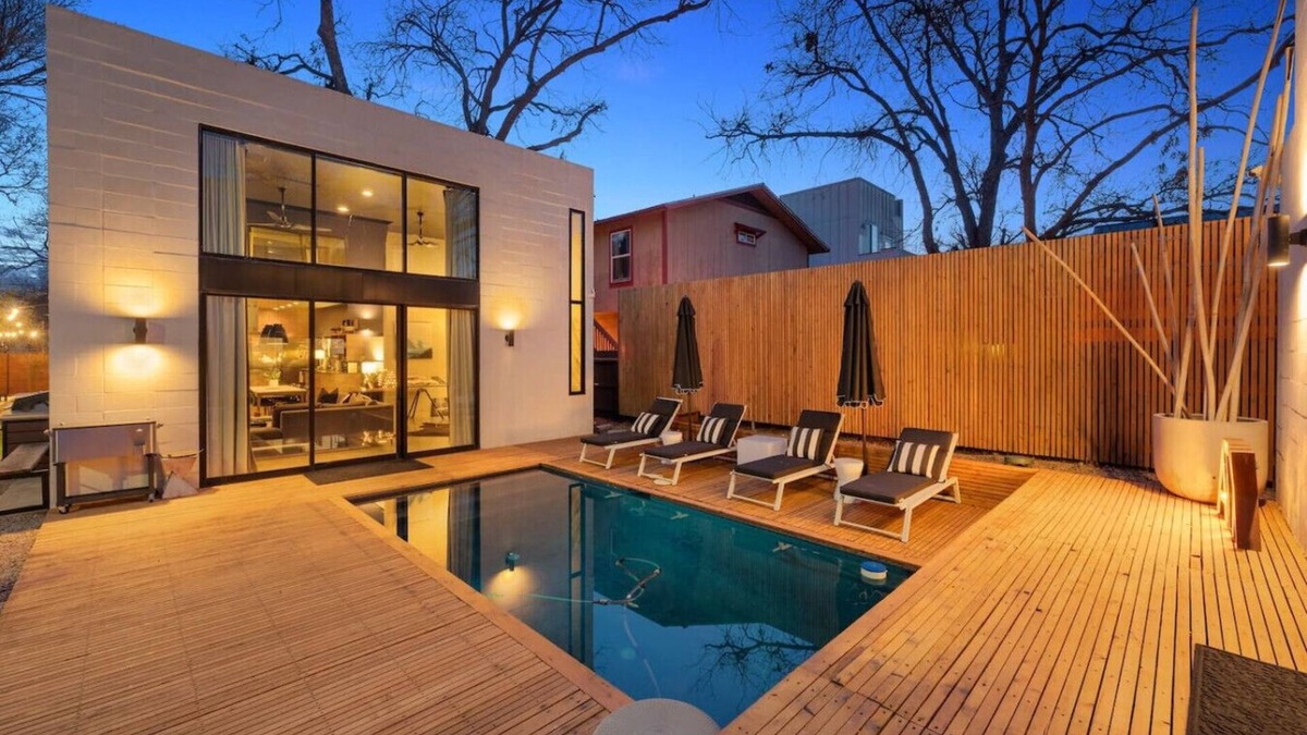 Holly House | NEW Luxe DT Austin Oasis | Pool | Casita