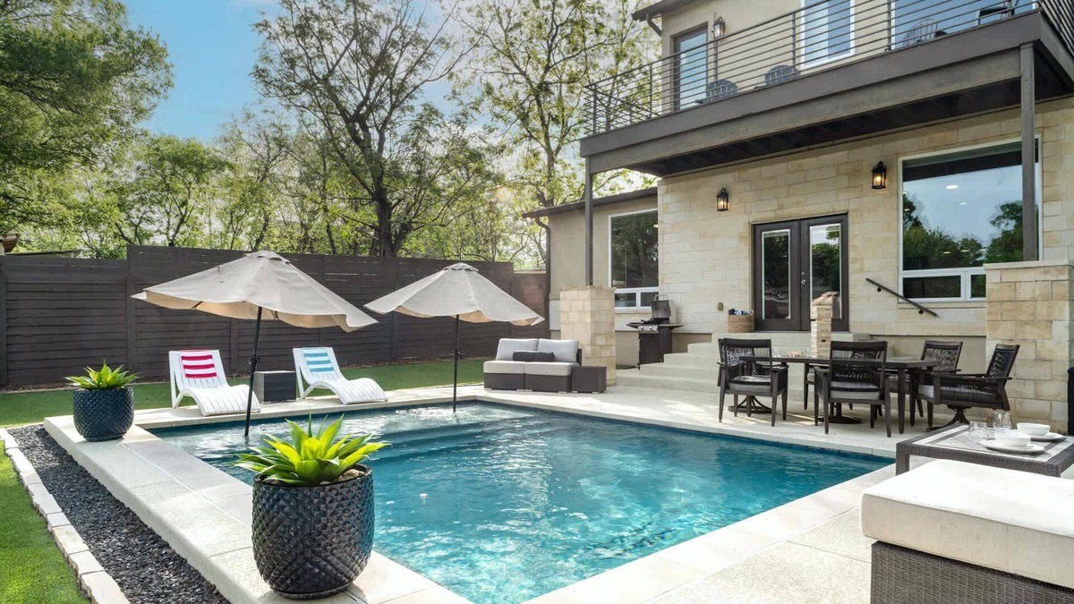 Chestnut House | New Luxe Poolside Stay Balcony Views Outdoor BBQ