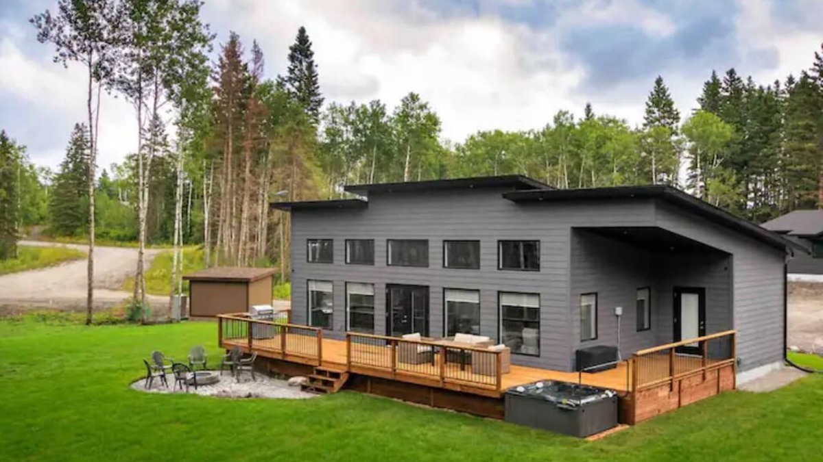 Strathclair Cabin | New luxurious 3 BR w/hot tub. Mins to Clear Lake!