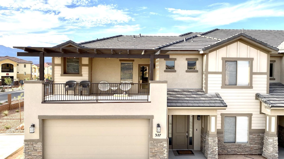 Hurricane House | NEW! Luxurious Zion Village Rental 6BD/5BA Sleeps 22+, Pool, Lazy River