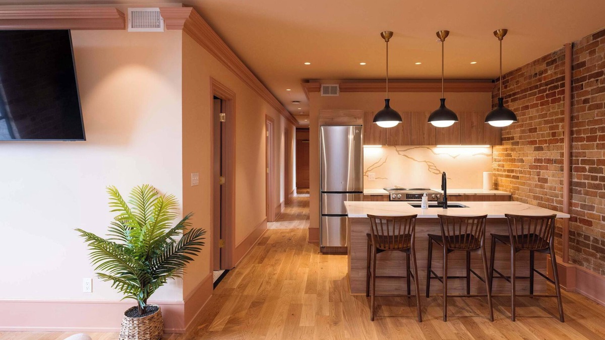 Faubourg Lafayette Hotel | New ! Luxury 4 Bedroom New Orleans Suite with Pool!