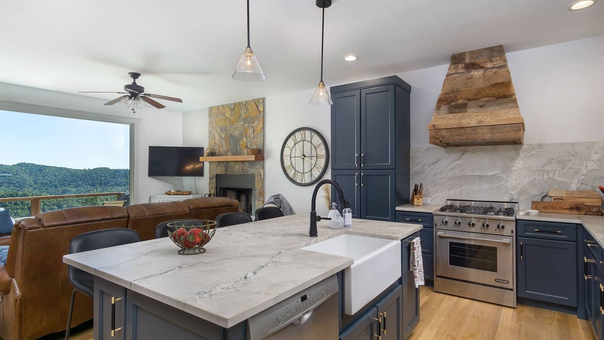 Old Fort Cabin | New Luxury 4 bedroom Mountain View Home w/hot tub!