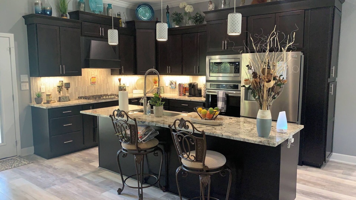 Jones Mills House | New Luxury 4BD House w/Hot Tub 5 mins from the Lake, Oaklawn & Shopping!