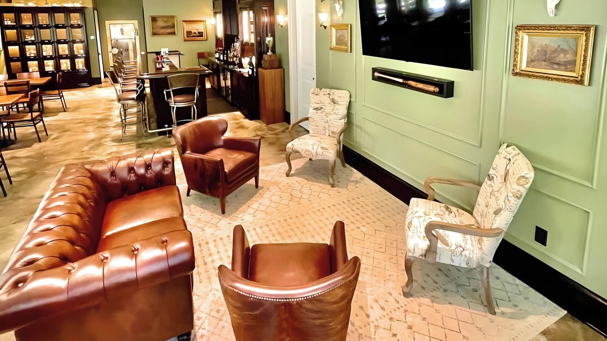 Fluker Cabin | New LUXURY 6 bed/6.5 Lodge, Spacious, Secluded, Steps away from fine dining!