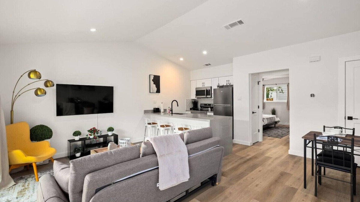 Barton Hills House | NEW Luxury Bungalow | Zilker & Barton Springs