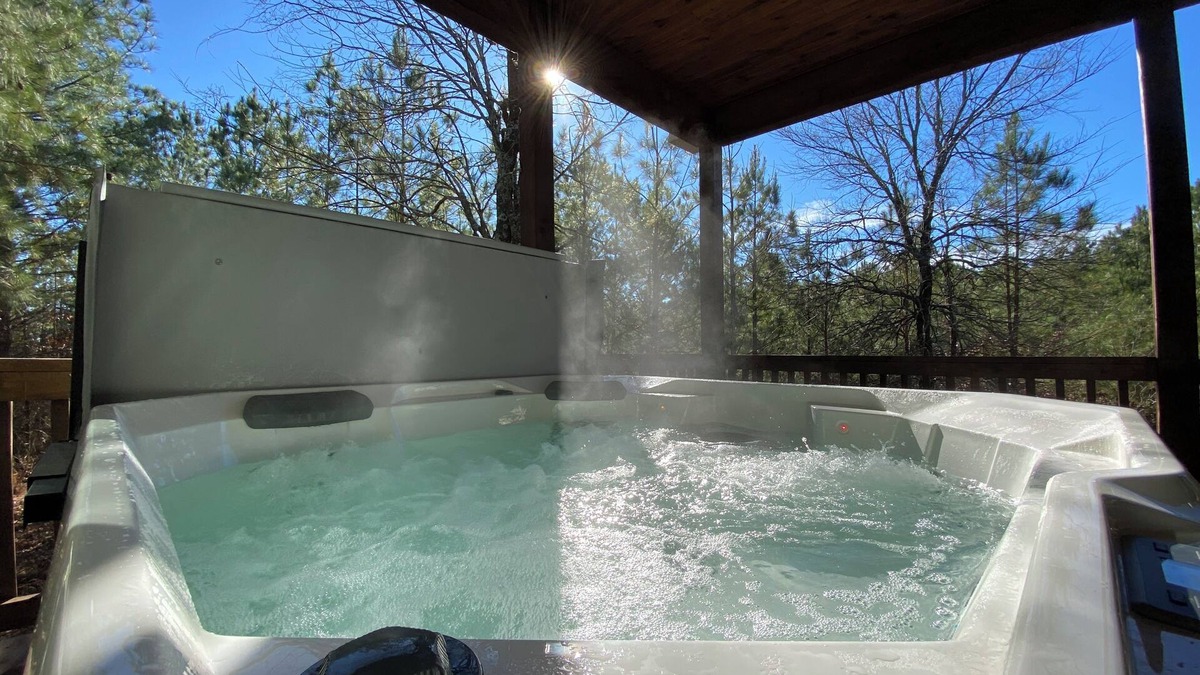 Broken Bow Cabin | New Luxury Cabin/Hot Tub/Fire Pit/Corn Hole/Indoor & Outdoor Fireplaces/Games