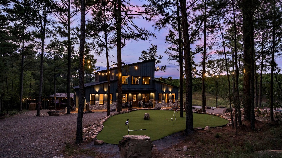 Pickens Cabin | NEW Luxury Cabin, Pickleball/Hoops, Sauna, Golf, Pool Table, Dog Friendly