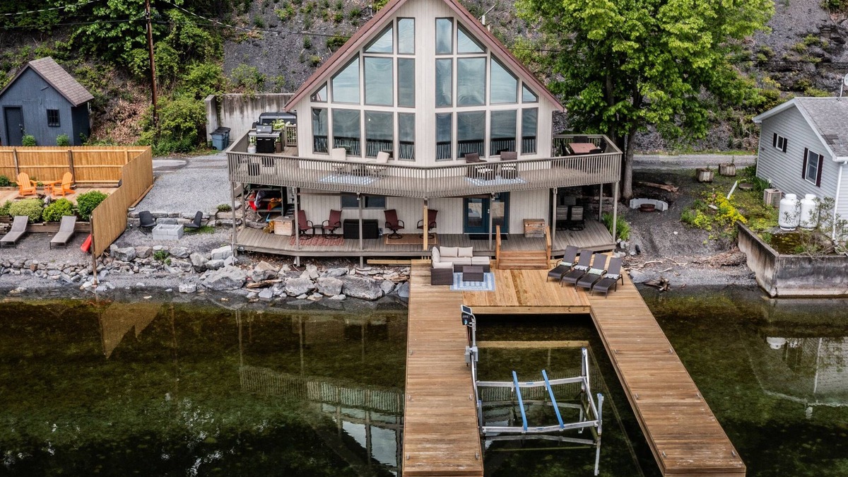 Town of Ledyard House | *NEW* Luxury Lakefront Retreat | Huge Dock!