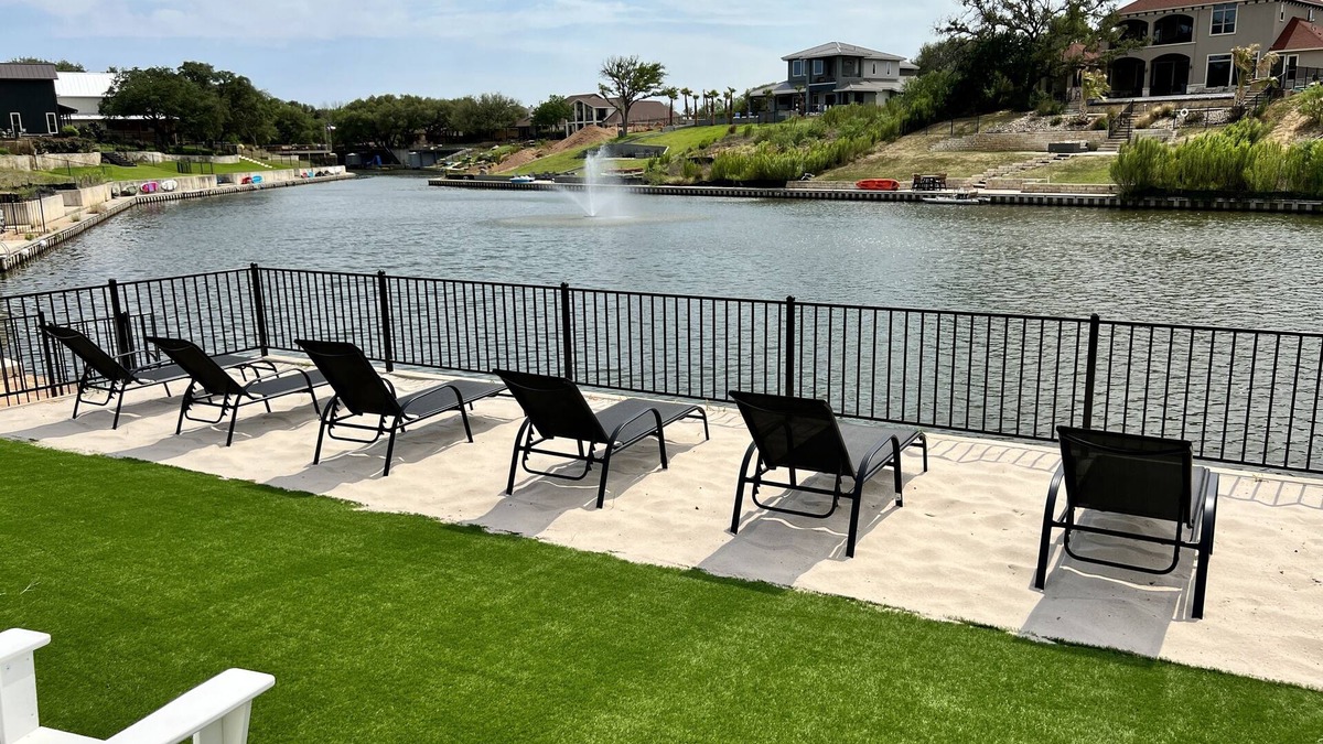 Kingsland House | NEW Luxury Lakefront Resort with 4 King Suites - Private Pool & Spa - Quiet Cove