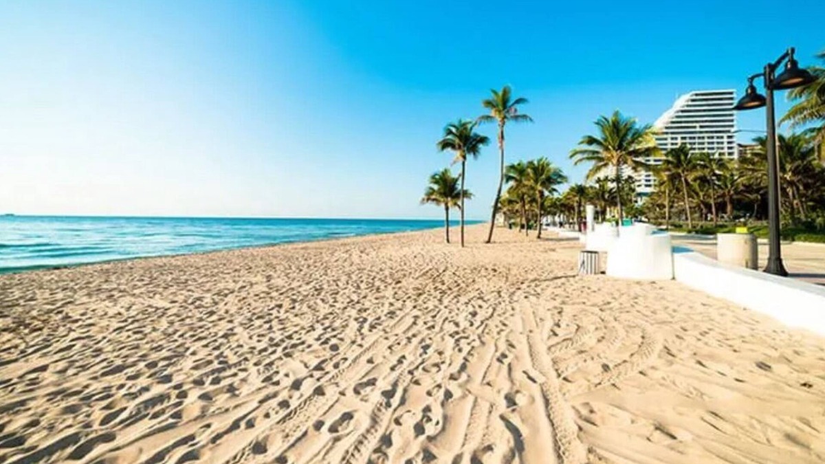 Tarpon River House | New Luxury: Mins to beach GIANT games Entire Home & King Suite Coffee, Ac, WiFi!