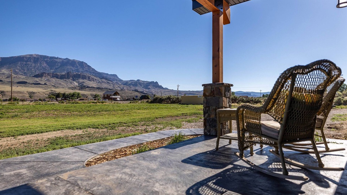Wapiti House | New Luxury Mountain Modern Cabin Near Yellowstone