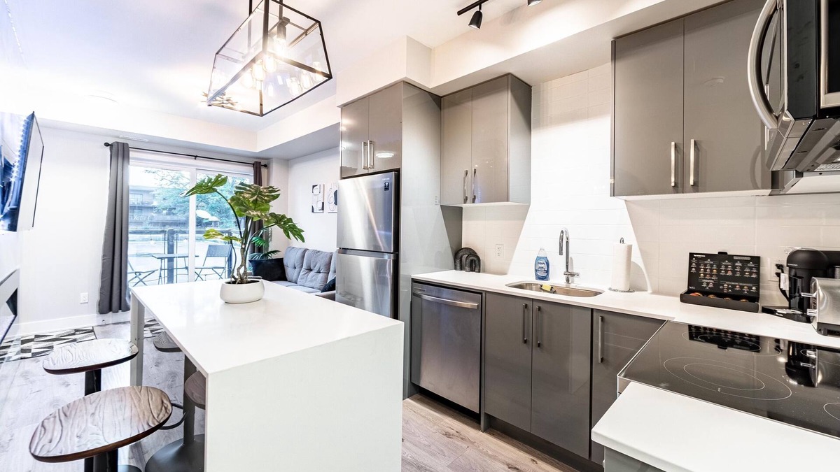 Niagara Falls House | *NEW* Luxury Niagara Townhome | 5 Min to Falls | Sleeps 4 | Parking