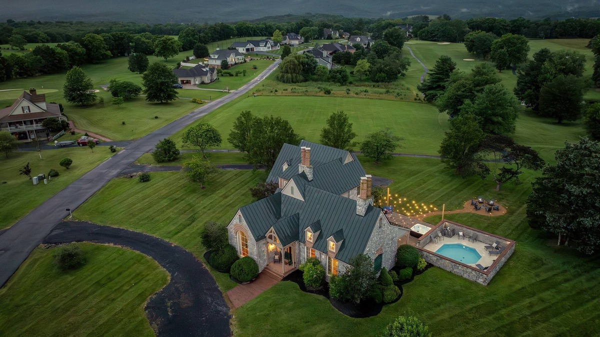 Luray House | New! Luxury Retreat – Pool, Hot Tub & Fire Pit