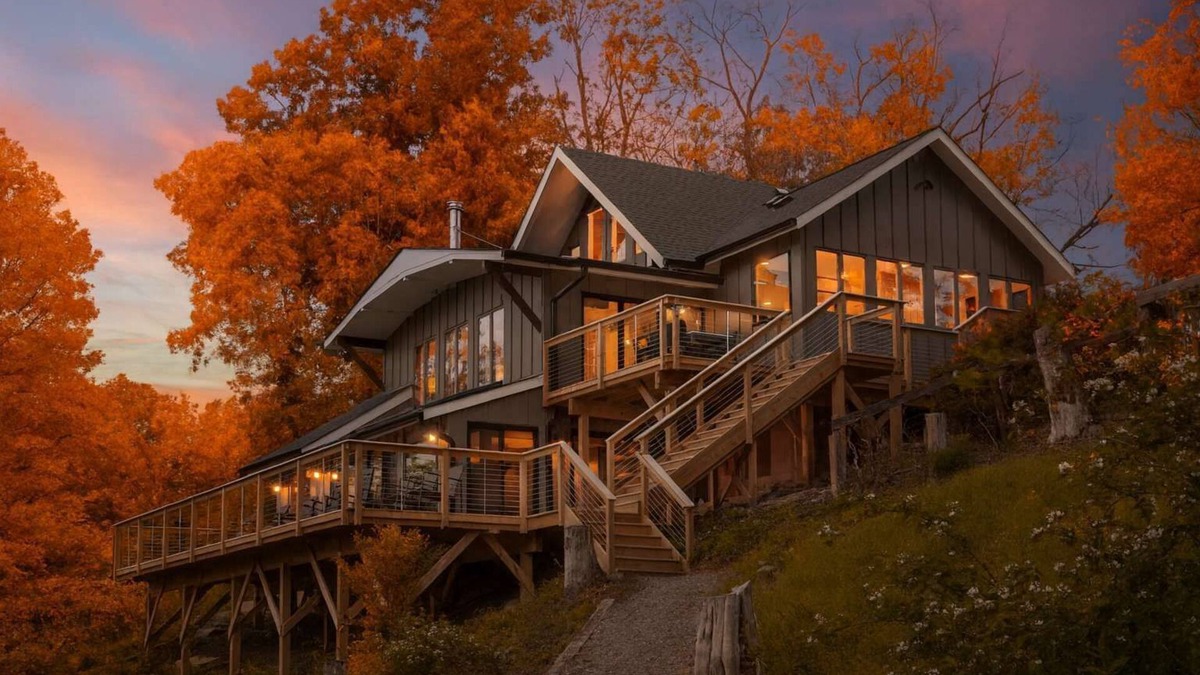 Fishers Hill Cabin | New: Luxury Retreat w/Hot Tub, Grill, Fire Pit, & More on Shenandoah River