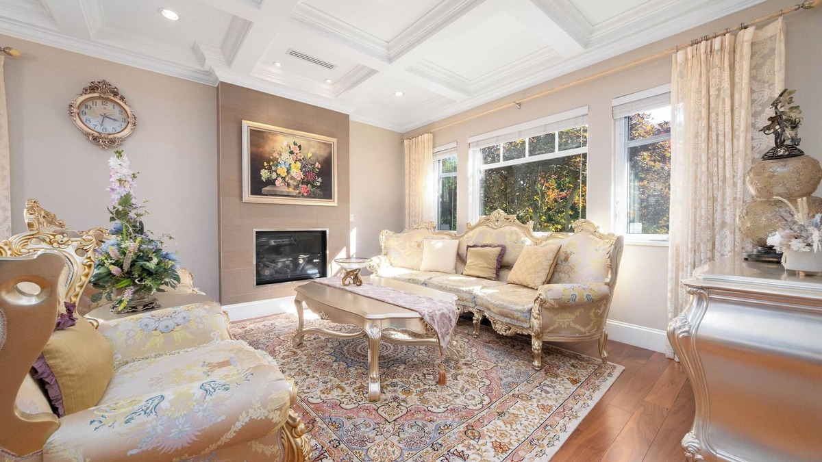Kerrisdale House | New Luxury Three Bedroom Villa near Shops and Greenway