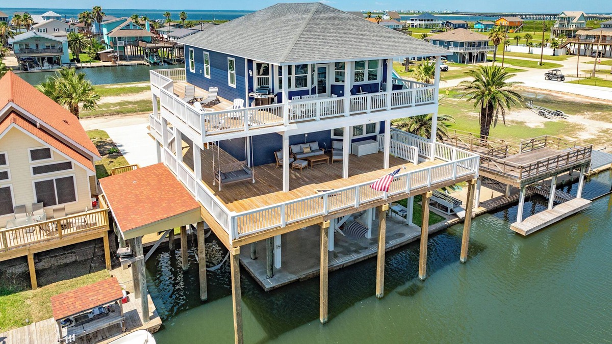 San Luis House | NEW Luxury Waterfront @San Luis Pass 2 Primary Suites, Family Friendly Sleeps 18