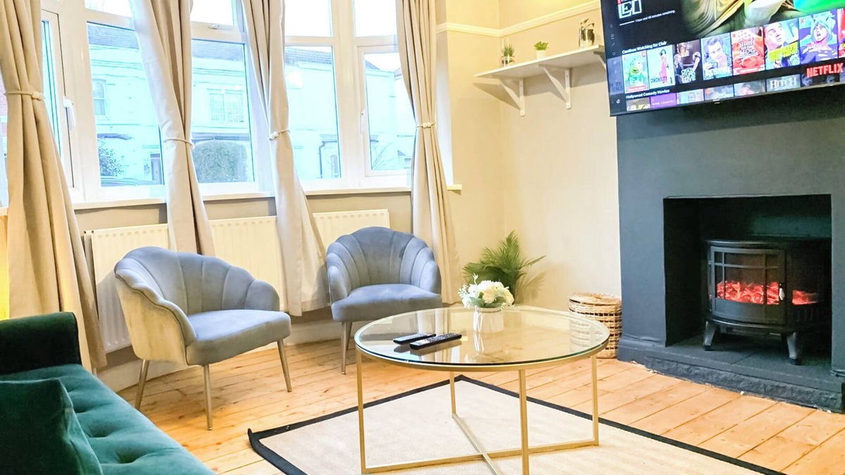 Beverley Apartment | New Malden 3BDR House w/FREE Parking & Private Garden near Kingston & Wimbledon