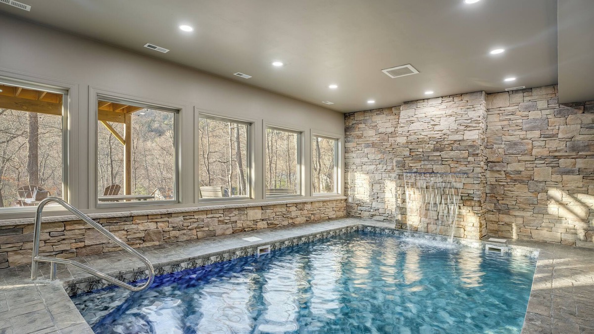 Massanutten House | NEW!Massanutten Home~INDOOR HEATED POOL~Theater~Hot tub~Family Friendly~Sleeps14