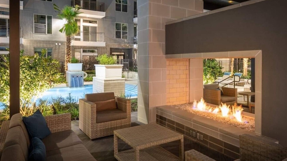 Washington Ave./ Memorial Park Apartment | New! Master Suite w/Skyline Views - Art Dist