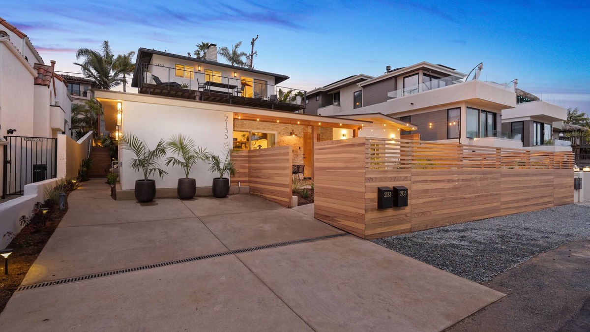 Cardiff-by-the-Sea Villa | *NEW* Micro Retreat | Hot Tub | Fire Pits | Ocean View in Cardiff Village