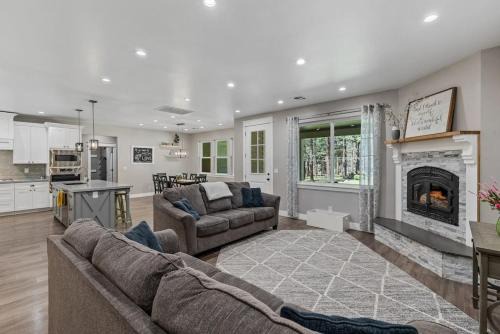 Flagstaff House | NEW Mini Mansion Paradise Hot Tub Pool table 2 acres AC