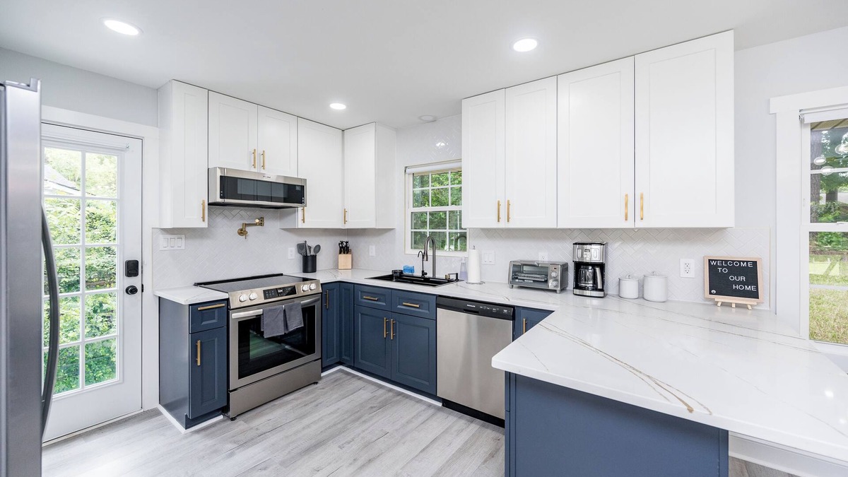 Northeast Raleigh House | NEW modern 10 guest retreat near Downtown, North Hills & NCSU w/fenced backyard