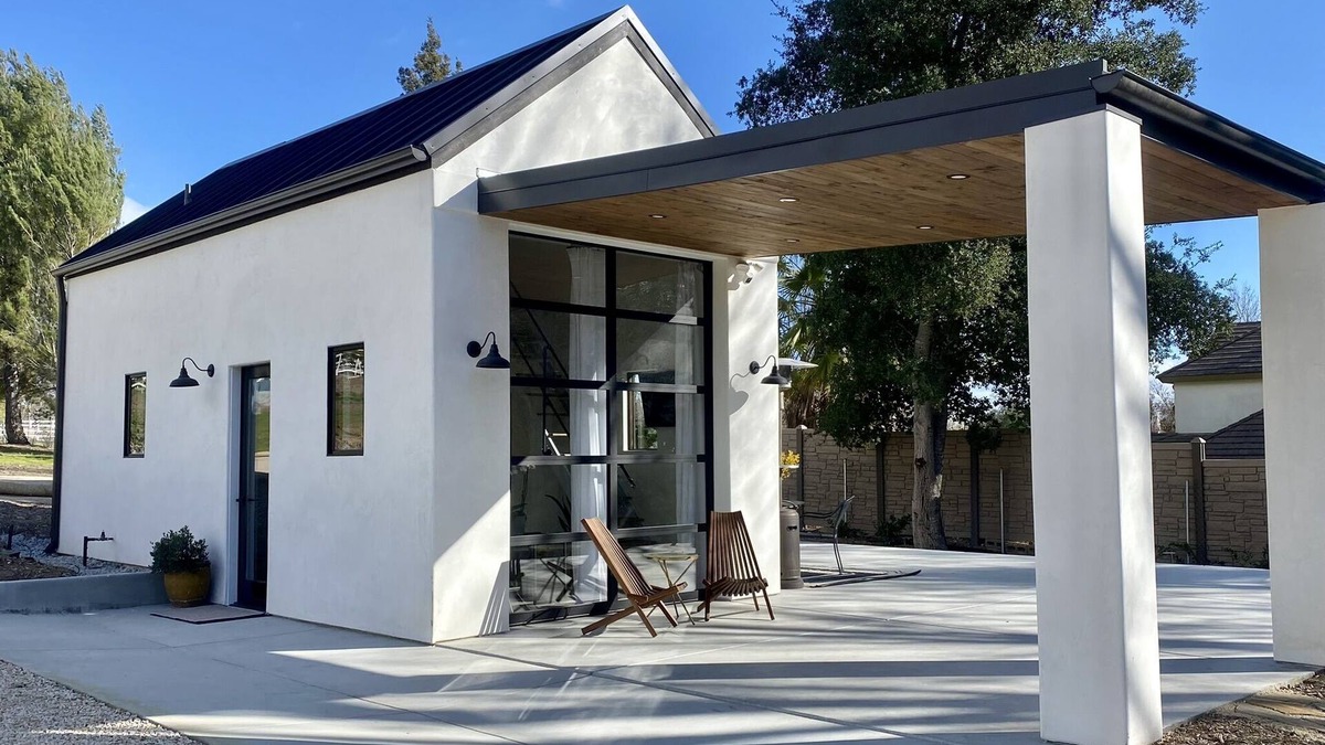 Templeton House | NEW Modern Bungalow In the heart of 46 West Wineries- but in town