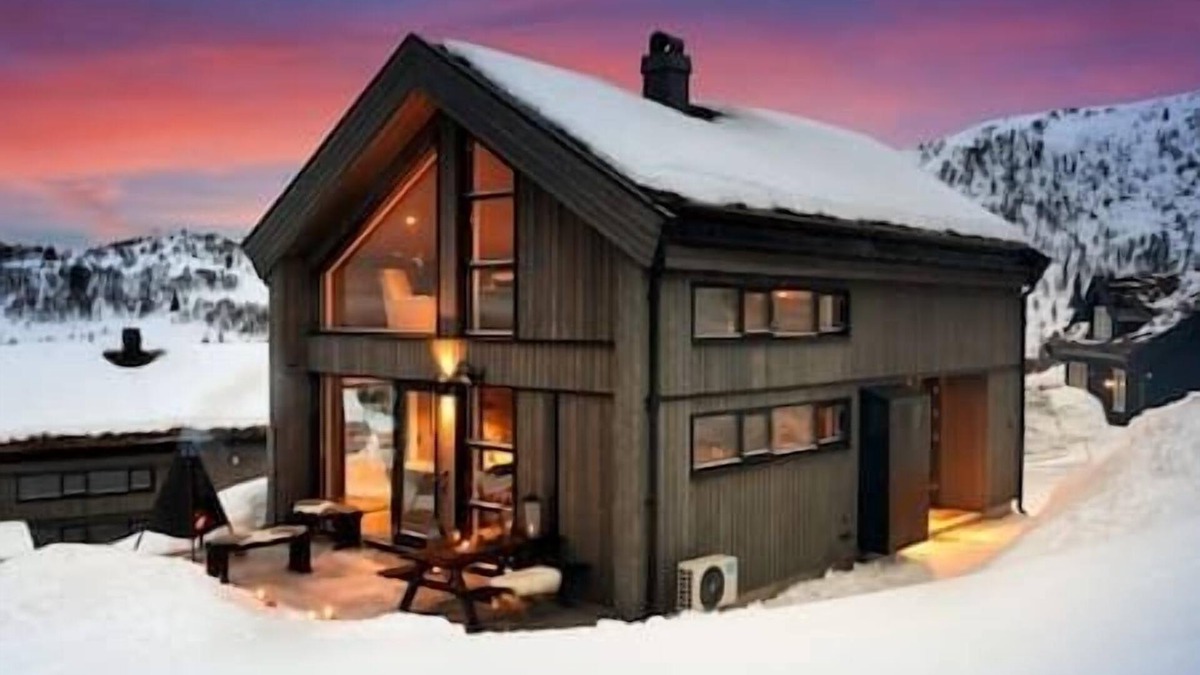 Rauland House | New modern cabin ski in/out, fireplace & mountain view